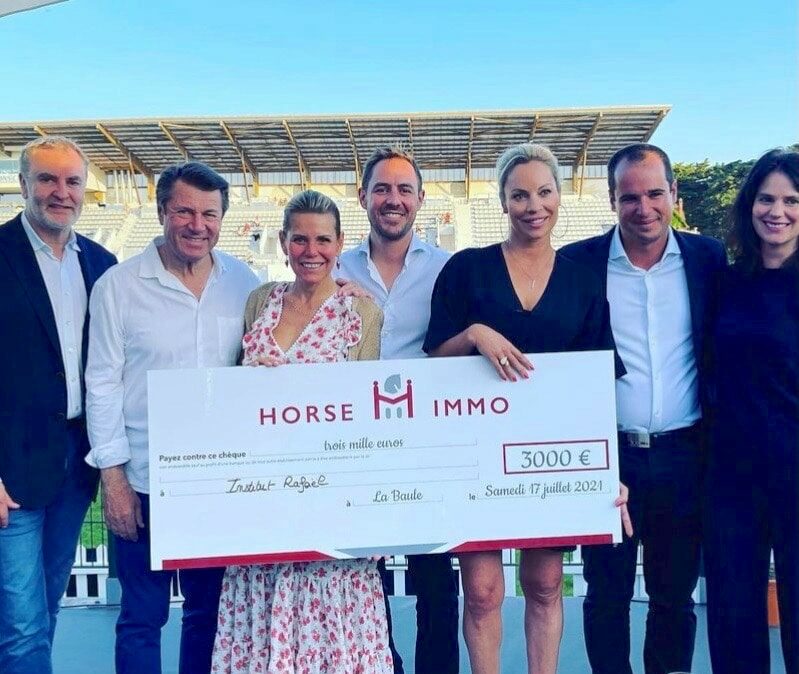 IMG 6211 e1626695912306 - Horse Immo remet un chèque de 3000 euros à la Maison de l’après-cancer